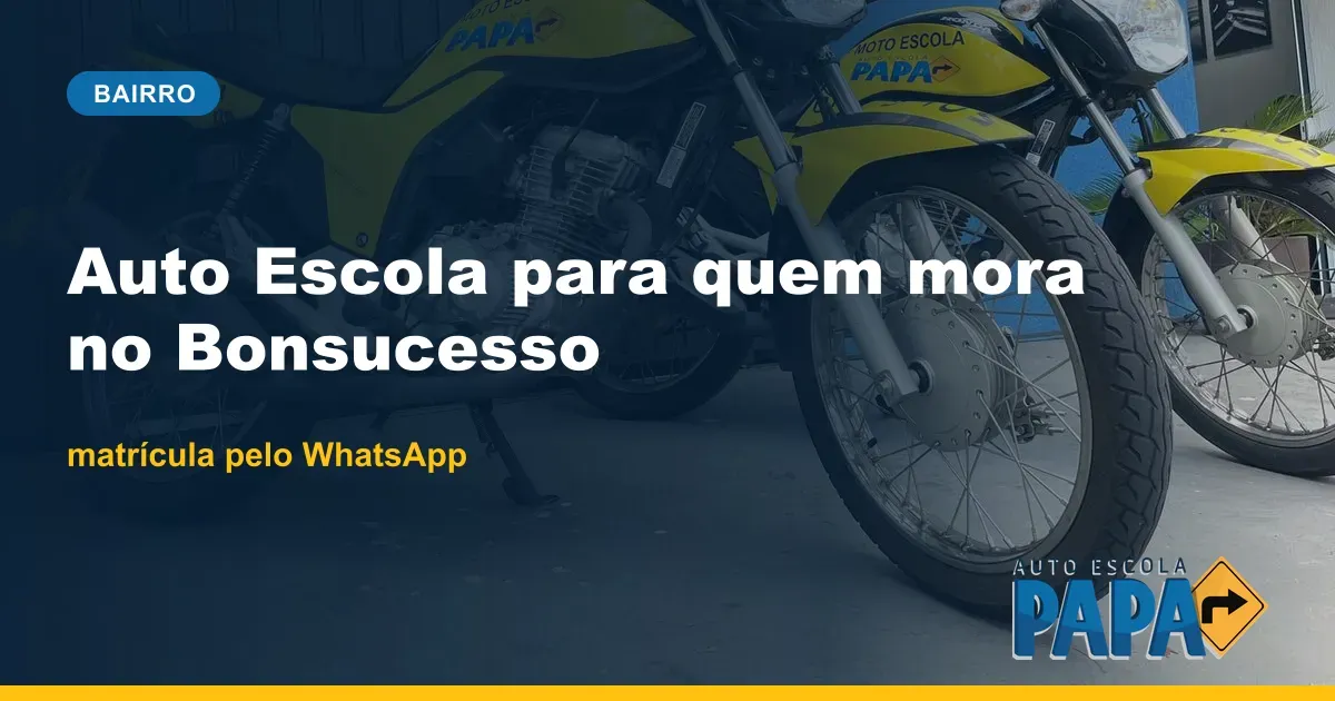 Carros HB20 0km e motos da Auto Escola PAPA estacionados no pátio