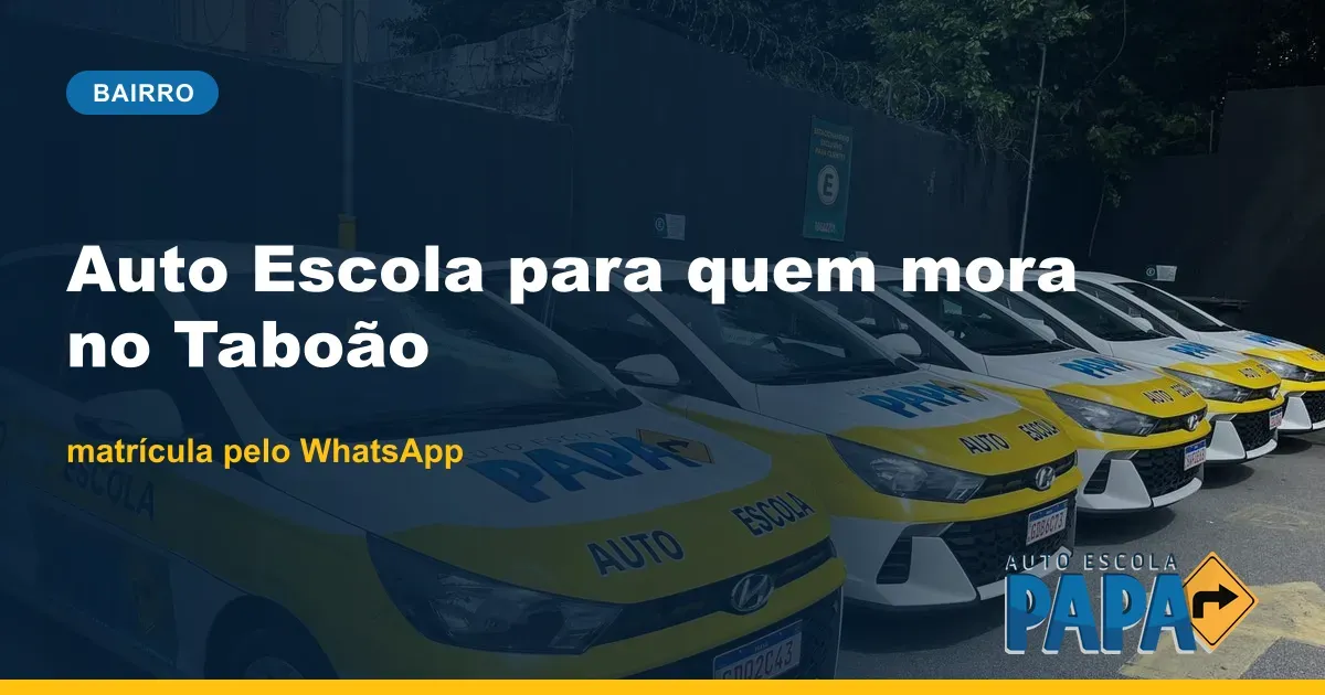 Vista aérea da frota de carros e motos da Auto Escola PAPA