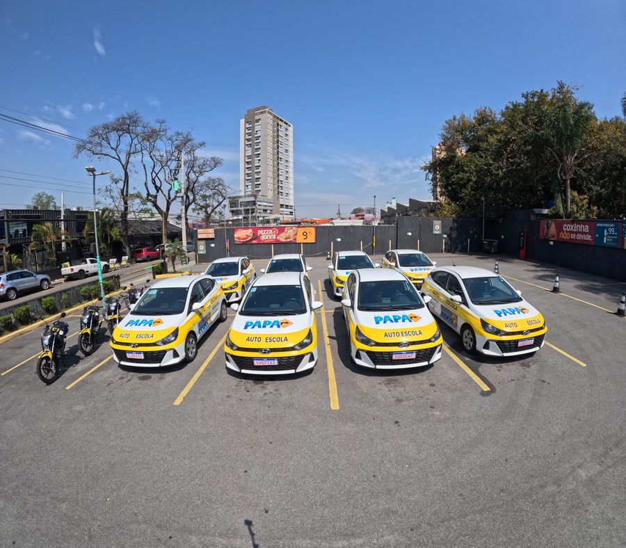 Vista aérea da frota de carros e motos da Auto Escola PAPA