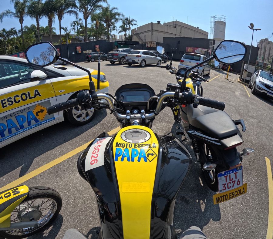 Moto da Auto Escola PAPA vista do ponto de vista do piloto