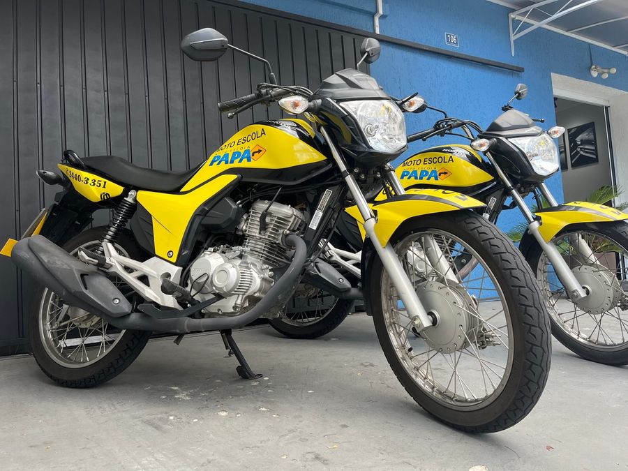 Motos amarelas e pretas da Auto Escola PAPA usadas nas aulas de categoria A
