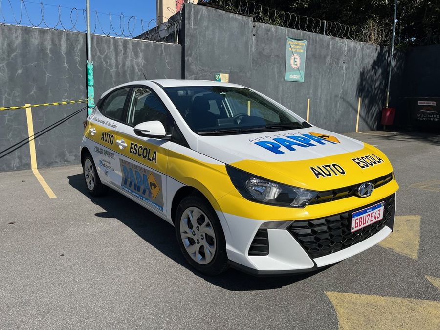 HB20 da Auto Escola PAPA estacionado no pátio de treino