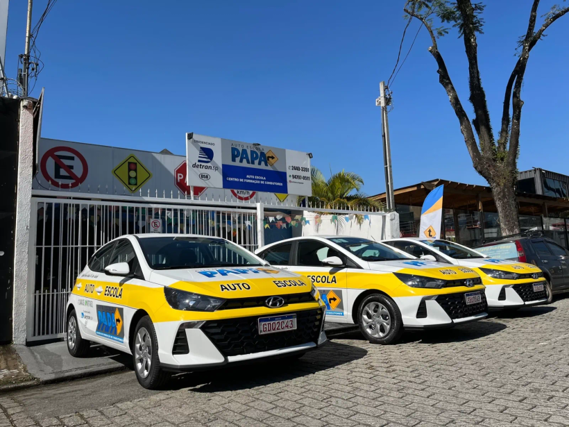 Fachada da Auto Escola PAPA no Centro de Guarulhos com HB20 0km da frota estacionados