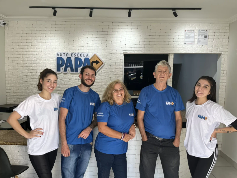 Equipe de atendimento da Auto Escola PAPA na recepção da unidade