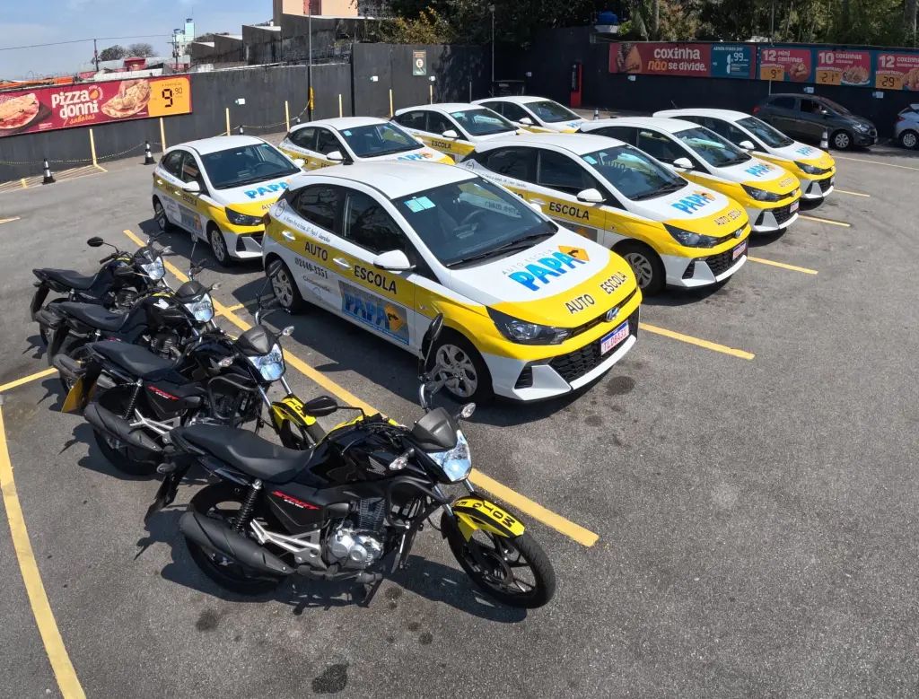 Frota de HB20 0km e motos da Auto Escola PAPA no pátio de aulas em Guarulhos